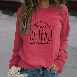 Détail du sweat rouge à col rond avec impression Softball mom et motif de couture