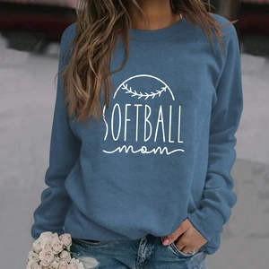Détail de l'imprimé Softball Mom sur un sweat-shirt bleu ample à manches longues