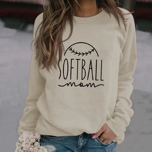 Détail de l'imprimé Softball Mom sur un sweat décontracté à col rond couleur abricot