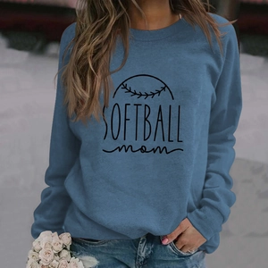 Détail du sweat bleu Softball Mom avec imprimé lettres sportives et texture en maille douce