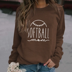 Détail de l'imprimé Softball Mom sur un sweat-shirt marron foncé à manches longues