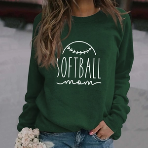 Détail de l'imprimé Softball mom sur un sweat-shirt décontracté vert foncé