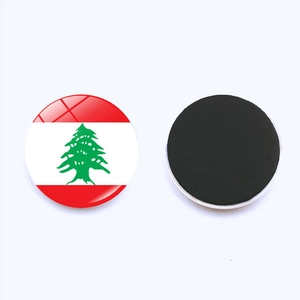 Nahaufnahme von Libanon Flagge Kühlschrankmagnet aus Glas mit Magnet auf weißem Grund
