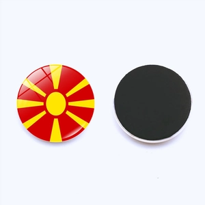 Detailansicht runder Katar Flagge Kristallglas Kühlschrankmagnet mit Magnetrückseite