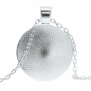 Vue détaillée du dos du pendentif argenté avec motifs géométriques concentriques fins