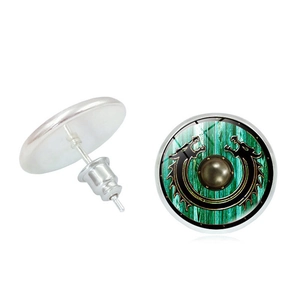 Boucles d'oreilles bouclier viking avec dôme en résine verte et détails de fermoirs
