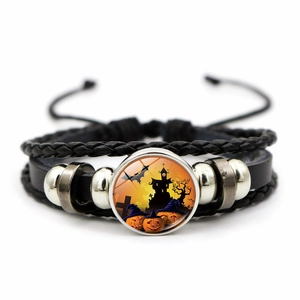 Detail van Halloween armband met gelaagde lederen koorden en pompoen glazen steen