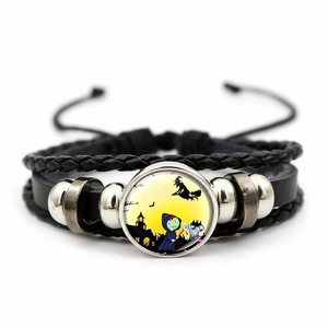 Detailopname van Halloween meerlaagse leren armband met heks en vleermuis bedeltje