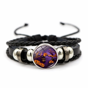 Macro detail van Halloween armband met pompoen en tovenaar silhouet op glazen edelsteen