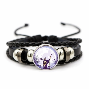 Detail van de meerlaagse Halloween leren armband met Grim Reaper glazen hanger