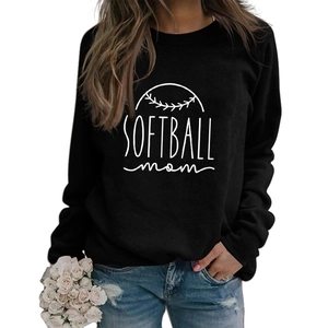 Détail de l'imprimé Softball mom sur un sweat-shirt noir à manches longues et col rond