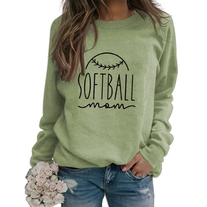 Détail du sweat Softball Mom vert clair avec poignets côtelés et imprimé de lettres
