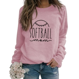 Détail du sweat-shirt rose à manches longues avec imprimé noir Softball mom pour femme