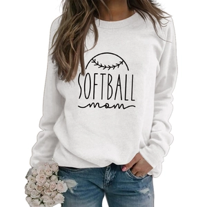 Détail frontal du sweat blanc Softball Mom avec impression noire sur coton doux