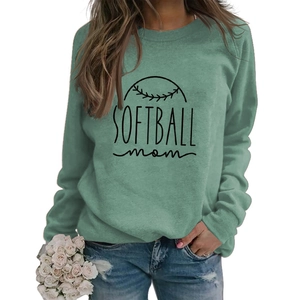 Détail de l'imprimé Softball Mom sur le tissu d'un sweat-shirt à col rond vert sauge