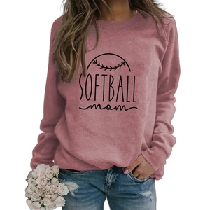 Détail de l'imprimé Softball Mom sur un sweat à col rond de couleur vieux rose