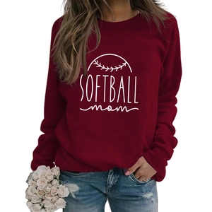 Détail de l'imprimé Softball Mom sur un sweat-shirt bordeaux à manches longues pour femme