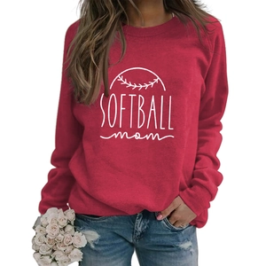 Détail de l'imprimé Softball Mom sur un sweat-shirt rouge à manches longues