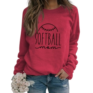 Détail du sweat-shirt rouge avec imprimé Softball Mom et texture de tissu doux