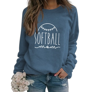 Détail de l'imprimé Softball Mom sur un sweat à col rond bleu marine à coupe décontractée