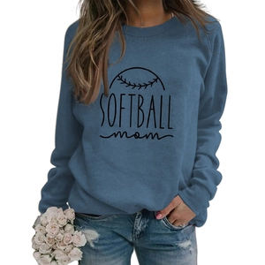Détail de l'imprimé Softball Mom et finitions côtelées sur ce sweat décontracté bleu