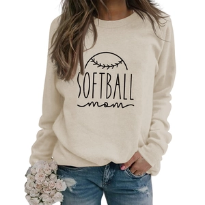 Vue détaillée de l'imprimé Softball mom sur sweat beige et jean bleu avec fleurs