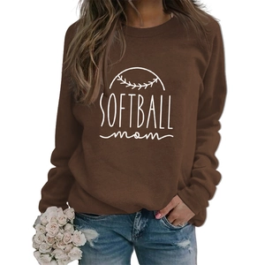 Détail de l'imprimé softball mom sur un sweat-shirt marron foncé décontracté