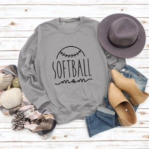Sweatshirt gris Softball Mom avec accessoires d'automne sur fond de bois blanc