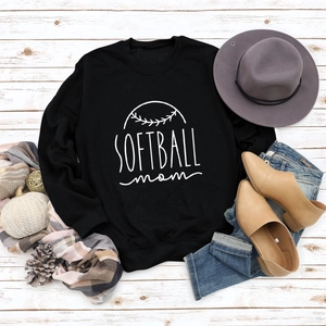 Mise à plat de sweat noir Softball Mom avec accessoires d'automne sur bois blanc