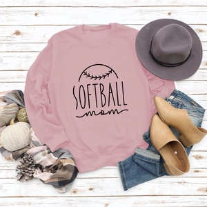 Sweat rose Softball Mom avec accessoires d'automne sur fond de bois blanc
