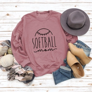 Mise à plat du sweat Softball Mom vieux rose avec accessoires d'automne sur bois blanc