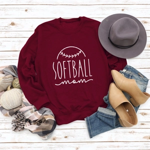Mise à plat du sweat Softball Mom bordeaux avec accessoires d'automne sur bois