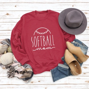 Mise à plat du sweat Softball Mom rouge avec accessoires d'automne sur bois