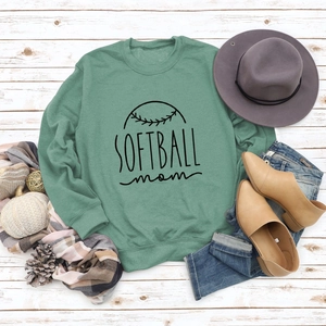 Sweat-shirt Softball Mom vert avec accessoires d'automne sur un fond en bois rustique