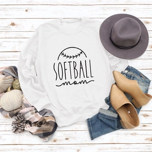 Mise à plat du sweat Softball Mom blanc avec accessoires d'automne sur fond en bois
