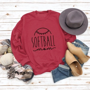 Mise à plat du sweat rouge Softball Mom avec accessoires d'automne sur fond en bois