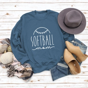 Mise à plat du sweat Softball Mom bleu marine avec accessoires d'automne sur bois blanc