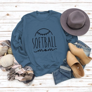 Vue à plat d'un sweat softball mom bleu avec un jean et des accessoires d'automne