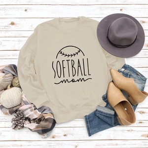 Sweat beige avec imprimé Softball mom et accessoires d'automne posés à plat sur bois