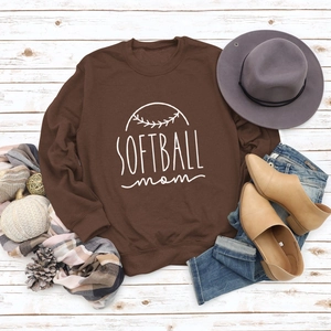 Mise à plat du sweat Softball Mom avec bottines d'automne, écharpe et chapeau sur bois