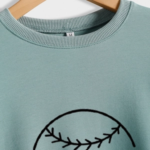Sweatshirt femme vert clair à col rond avec imprimé Softball Mom et finitions côtelées