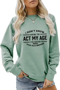 Dettaglio della felpa verde menta con stampa testuale nera I Don't Know How To Act My Age