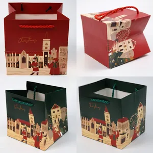 Detail der roten und grünen Weihnachtsgeschenktüten mit goldenem Aufdruck und Tragekordeln