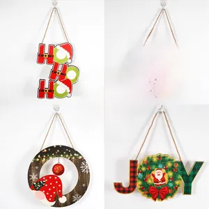 Dettagli di ciondoli natalizi in legno per porte con scritte JOY e Merry Christmas
