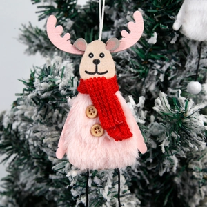 Rosa Plüsch-Rentier-Weihnachtsanhänger mit rotem Schal an einem verschneiten Baum