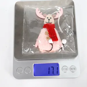 Detailansicht eines Plüsch-Rentier-Anhängers für Weihnachten auf einer Digitalwaage bei 17.1g