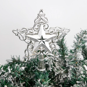 Eleganter 22cm silberner Christbaumspitze Stern mit Glitzer auf schneebedecktem Zweig
