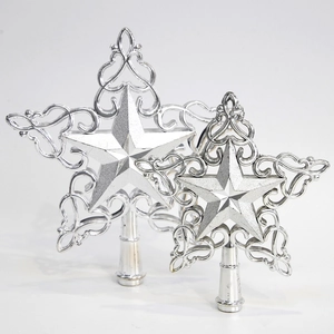 Detailsicht der silbernen glitzernden Weihnachtsbaumspitze mit filigranen Hohlmustern