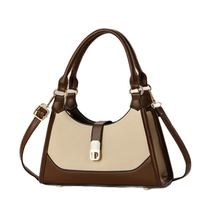 Sac sous le bras bicolore beige et marron avec fermoir doré et bandoulière