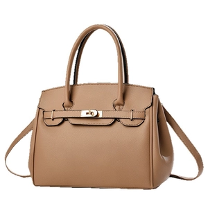 Sac à main en cuir marron grainé avec fermoir doré et bandoulière réglable amovible